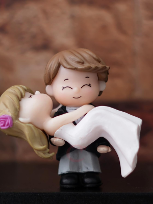 Couple Statue Decorative Showpiece