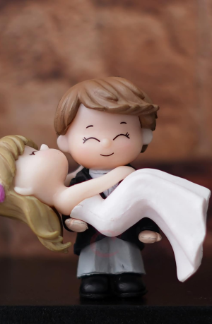 Couple Statue Decorative Showpiece